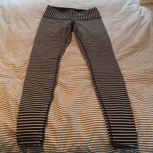 Women’s Lululemon Black/white stripe leggings sz 6